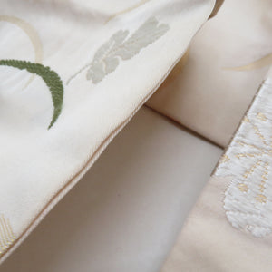 名古屋帯 正絹 刺繍入り ベージュ色ｘ緑色ｘ多色 金糸 梅に紅葉模様 六通柄 カジュアル 仕立て上がり 着物帯 長さ353cm