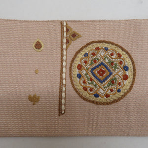 名古屋帯 八寸帯 正絹 薄茶色ｘ多色 オリエンタル模様 お太鼓柄 刺繍入り カジュアル 仕立て上がり 着物帯 長さ382cm