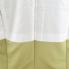 Load image into Gallery viewer, 色無地 色は華 色無地きものの園 袷 黄緑色 一つ紋 五三桐紋 広衿 余り布付き パールトーン加工入り 正絹 仕立て上がり 身丈167.5cm