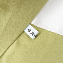 Load image into Gallery viewer, 色無地 色は華 色無地きものの園 袷 黄緑色 一つ紋 五三桐紋 広衿 余り布付き パールトーン加工入り 正絹 仕立て上がり 身丈167.5cm