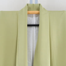 Load image into Gallery viewer, 色無地 色は華 色無地きものの園 袷 黄緑色 一つ紋 五三桐紋 広衿 余り布付き パールトーン加工入り 正絹 仕立て上がり 身丈167.5cm