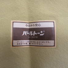 Load image into Gallery viewer, 色無地 色は華 色無地きものの園 袷 黄緑色 一つ紋 五三桐紋 広衿 余り布付き パールトーン加工入り 正絹 仕立て上がり 身丈167.5cm