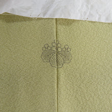 Load image into Gallery viewer, 色無地 色は華 色無地きものの園 袷 黄緑色 一つ紋 五三桐紋 広衿 余り布付き パールトーン加工入り 正絹 仕立て上がり 身丈167.5cm