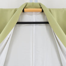 Load image into Gallery viewer, 色無地 色は華 色無地きものの園 袷 黄緑色 一つ紋 五三桐紋 広衿 余り布付き パールトーン加工入り 正絹 仕立て上がり 身丈167.5cm