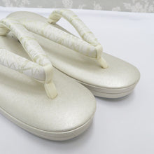 画像をギャラリービューアに読み込む, 草履・バッグセット 白梅謹製 礼装用 Lサイズ フォーマル ホワイト×シャンパンゴールド 芝柄 24.5cm 日本製 牛皮底面