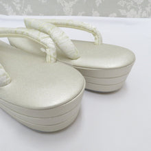 画像をギャラリービューアに読み込む, 草履・バッグセット 白梅謹製 礼装用 Lサイズ フォーマル ホワイト×シャンパンゴールド 芝柄 24.5cm 日本製 牛皮底面