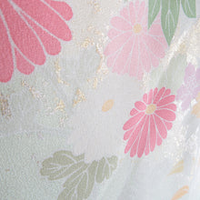 画像をギャラリービューアに読み込む, 訪問着 薄緑色ｘピンク色ｘ多色 パステル系 箔入り 花草紋様 広衿 正絹 仕立て上がり着物 身丈160cm