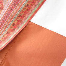 画像をギャラリービューアに読み込む, 紬 着物 オレンジ色ｘ緑色ｘ多色 縦縞に幾何学模様 カラフル エスニック調 袷 バチ衿 正絹 カジュアル 仕立て上がり 身丈158cm