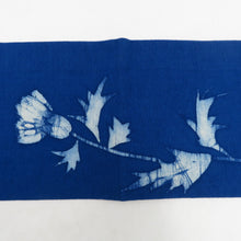 画像をギャラリービューアに読み込む, 名古屋帯 青色ｘ白色 ろうけつ染め 花文様 お太鼓柄 正絹 落款入り カジュアル 仕立て上がり 着物帯 長さ318cm