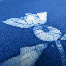 画像をギャラリービューアに読み込む, 名古屋帯 青色ｘ白色 ろうけつ染め 花文様 お太鼓柄 正絹 落款入り カジュアル 仕立て上がり 着物帯 長さ318cm