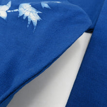 画像をギャラリービューアに読み込む, 名古屋帯 青色ｘ白色 ろうけつ染め 花文様 お太鼓柄 正絹 落款入り カジュアル 仕立て上がり 着物帯 長さ318cm