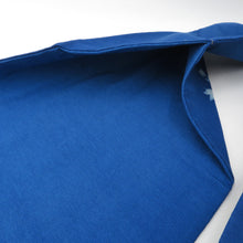 画像をギャラリービューアに読み込む, 名古屋帯 青色ｘ白色 ろうけつ染め 花文様 お太鼓柄 正絹 落款入り カジュアル 仕立て上がり 着物帯 長さ318cm