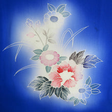 Load image into Gallery viewer, 付下げ 袷 青色ｘピンク色ｘ多色 ぼかし染め 花瓶紋様 広衿 正絹 仕立て上がり着物 身丈158cm