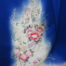 Load image into Gallery viewer, 付下げ 袷 青色ｘピンク色ｘ多色 ぼかし染め 花瓶紋様 広衿 正絹 仕立て上がり着物 身丈158cm