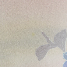 画像をギャラリービューアに読み込む, 付下げ 袷 薄ピンク色ｘ灰色ｘ薄青色 パステル系 椿紋様 広衿 正絹 仕立て上がり着物 身丈154cm