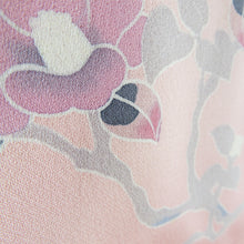 画像をギャラリービューアに読み込む, 付下げ 袷 薄ピンク色ｘ灰色ｘ薄青色 パステル系 椿紋様 広衿 正絹 仕立て上がり着物 身丈154cm