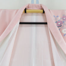 画像をギャラリービューアに読み込む, 付下げ 袷 薄ピンク色ｘ灰色ｘ薄青色 パステル系 椿紋様 広衿 正絹 仕立て上がり着物 身丈154cm