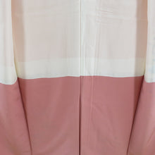 画像をギャラリービューアに読み込む, 付下げ 袷 薄ピンク色ｘ灰色ｘ薄青色 パステル系 椿紋様 広衿 正絹 仕立て上がり着物 身丈154cm