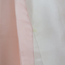 画像をギャラリービューアに読み込む, 付下げ 袷 薄ピンク色ｘ灰色ｘ薄青色 パステル系 椿紋様 広衿 正絹 仕立て上がり着物 身丈154cm
