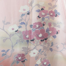 画像をギャラリービューアに読み込む, 付下げ 袷 薄ピンク色ｘ灰色ｘ薄青色 パステル系 椿紋様 広衿 正絹 仕立て上がり着物 身丈154cm