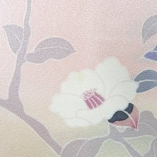 画像をギャラリービューアに読み込む, 付下げ 袷 薄ピンク色ｘ灰色ｘ薄青色 パステル系 椿紋様 広衿 正絹 仕立て上がり着物 身丈154cm