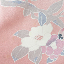 画像をギャラリービューアに読み込む, 付下げ 袷 薄ピンク色ｘ灰色ｘ薄青色 パステル系 椿紋様 広衿 正絹 仕立て上がり着物 身丈154cm
