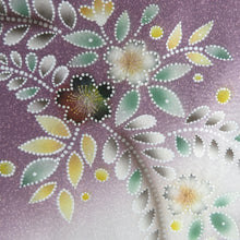 画像をギャラリービューアに読み込む, 訪問着 袷 紫色ｘ白色ｘ緑色 タタキ染め ぼかし染め 多色銀彩 桜紋様 広衿 一つ紋 揚羽蝶紋 正絹 仕立て上がり着物 身丈157cm