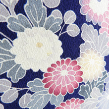 画像をギャラリービューアに読み込む, 付下げ 袷 青紫色ｘピンク色ｘ白色 ぼかし染め 御所庭園に花々紋様 広衿 正絹 仕立て上がり着物 身丈160cm