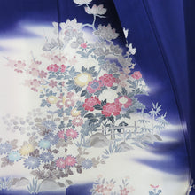 画像をギャラリービューアに読み込む, 付下げ 袷 青紫色ｘピンク色ｘ白色 ぼかし染め 御所庭園に花々紋様 広衿 正絹 仕立て上がり着物 身丈160cm