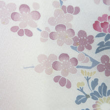 画像をギャラリービューアに読み込む, 付下げ 袷 青紫色ｘピンク色ｘ白色 ぼかし染め 御所庭園に花々紋様 広衿 正絹 仕立て上がり着物 身丈160cm