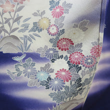 画像をギャラリービューアに読み込む, 付下げ 袷 青紫色ｘピンク色ｘ白色 ぼかし染め 御所庭園に花々紋様 広衿 正絹 仕立て上がり着物 身丈160cm
