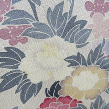 画像をギャラリービューアに読み込む, 付下げ 袷 青紫色ｘピンク色ｘ白色 ぼかし染め 御所庭園に花々紋様 広衿 正絹 仕立て上がり着物 身丈160cm