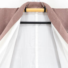 Load image into Gallery viewer, 付下げ 袷 茶色ｘ薄緑色 タタキ染め 刺繍入り 芝に葉紋様 一つ紋入り 剣片喰紋 広衿 正絹 仕立て上がり着物 身丈155cm