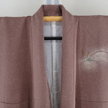 Load image into Gallery viewer, 付下げ 袷 茶色ｘ薄緑色 タタキ染め 刺繍入り 芝に葉紋様 一つ紋入り 剣片喰紋 広衿 正絹 仕立て上がり着物 身丈155cm