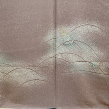 Load image into Gallery viewer, 付下げ 袷 茶色ｘ薄緑色 タタキ染め 刺繍入り 芝に葉紋様 一つ紋入り 剣片喰紋 広衿 正絹 仕立て上がり着物 身丈155cm