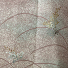 Load image into Gallery viewer, 付下げ 袷 茶色ｘ薄緑色 タタキ染め 刺繍入り 芝に葉紋様 一つ紋入り 剣片喰紋 広衿 正絹 仕立て上がり着物 身丈155cm