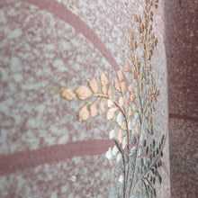 Load image into Gallery viewer, 付下げ 袷 茶色ｘ薄緑色 タタキ染め 刺繍入り 芝に葉紋様 一つ紋入り 剣片喰紋 広衿 正絹 仕立て上がり着物 身丈155cm