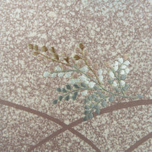 Load image into Gallery viewer, 付下げ 袷 茶色ｘ薄緑色 タタキ染め 刺繍入り 芝に葉紋様 一つ紋入り 剣片喰紋 広衿 正絹 仕立て上がり着物 身丈155cm