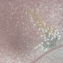 Load image into Gallery viewer, 付下げ 袷 茶色ｘ薄緑色 タタキ染め 刺繍入り 芝に葉紋様 一つ紋入り 剣片喰紋 広衿 正絹 仕立て上がり着物 身丈155cm