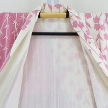 画像をギャラリービューアに読み込む, 訪問着 袷 作家物 落款入り クリーム色ｘピンク色ｘ緑色 タタキ染め 枝垂桜紋様 広衿 一つ紋 三つ柏紋 正絹 仕立て上がり着物 身丈155cm