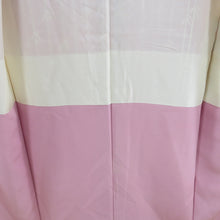 画像をギャラリービューアに読み込む, 訪問着 袷 作家物 落款入り クリーム色ｘピンク色ｘ緑色 タタキ染め 枝垂桜紋様 広衿 一つ紋 三つ柏紋 正絹 仕立て上がり着物 身丈155cm