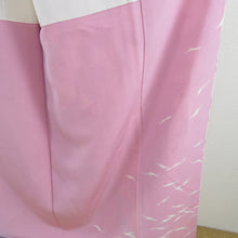 画像をギャラリービューアに読み込む, 訪問着 袷 作家物 落款入り クリーム色ｘピンク色ｘ緑色 タタキ染め 枝垂桜紋様 広衿 一つ紋 三つ柏紋 正絹 仕立て上がり着物 身丈155cm