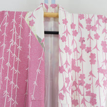 画像をギャラリービューアに読み込む, 訪問着 袷 作家物 落款入り クリーム色ｘピンク色ｘ緑色 タタキ染め 枝垂桜紋様 広衿 一つ紋 三つ柏紋 正絹 仕立て上がり着物 身丈155cm