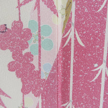 画像をギャラリービューアに読み込む, 訪問着 袷 作家物 落款入り クリーム色ｘピンク色ｘ緑色 タタキ染め 枝垂桜紋様 広衿 一つ紋 三つ柏紋 正絹 仕立て上がり着物 身丈155cm