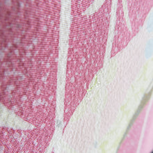 画像をギャラリービューアに読み込む, 訪問着 袷 作家物 落款入り クリーム色ｘピンク色ｘ緑色 タタキ染め 枝垂桜紋様 広衿 一つ紋 三つ柏紋 正絹 仕立て上がり着物 身丈155cm