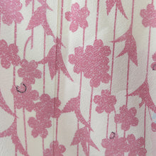 画像をギャラリービューアに読み込む, 訪問着 袷 作家物 落款入り クリーム色ｘピンク色ｘ緑色 タタキ染め 枝垂桜紋様 広衿 一つ紋 三つ柏紋 正絹 仕立て上がり着物 身丈155cm