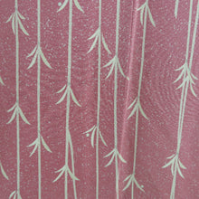 画像をギャラリービューアに読み込む, 訪問着 袷 作家物 落款入り クリーム色ｘピンク色ｘ緑色 タタキ染め 枝垂桜紋様 広衿 一つ紋 三つ柏紋 正絹 仕立て上がり着物 身丈155cm