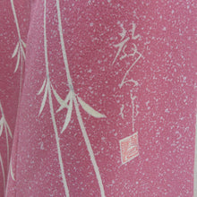 画像をギャラリービューアに読み込む, 訪問着 袷 作家物 落款入り クリーム色ｘピンク色ｘ緑色 タタキ染め 枝垂桜紋様 広衿 一つ紋 三つ柏紋 正絹 仕立て上がり着物 身丈155cm