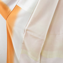 画像をギャラリービューアに読み込む, 付下げ 袷 オレンジ色ｘ緑色ｘ白色 ぼかし染め 花紋様 刺繍入り 広衿 正絹 仕立て上がり着物 身丈160cm
