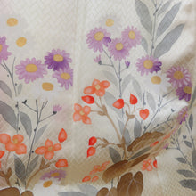画像をギャラリービューアに読み込む, 付下げ 袷 パステル系 薄黄色ｘ薄紫色ｘオレンジ色 クリーム色系 草花紋様 広衿 正絹 仕立て上がり着物 身丈156cm
